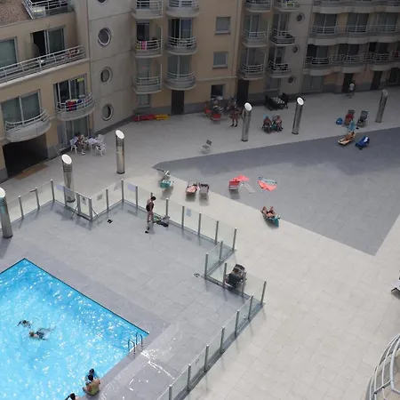 Met Zeezicht En Verwarmd Zwembad Ostende