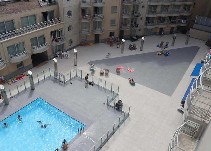 Met Zeezicht En Verwarmd Zwembad Ostend